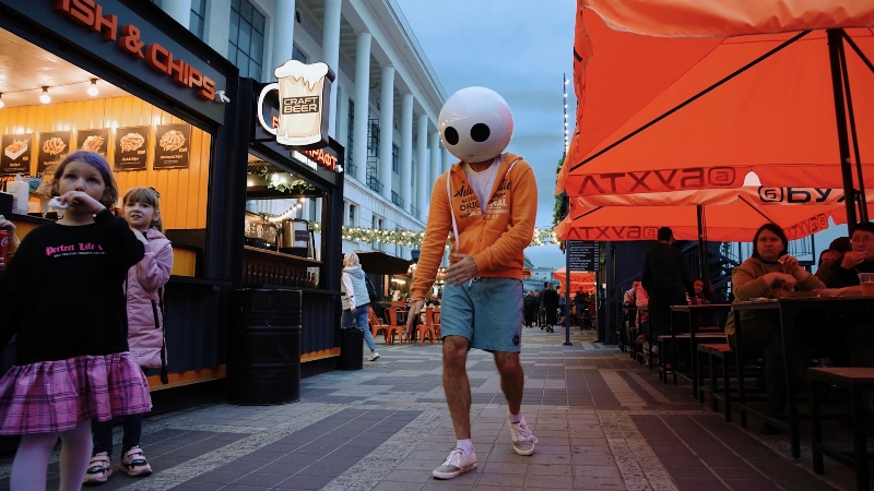 "Він і так вміє?!" Ким виявився "загадковий інопланетянин", який спантеличив киян